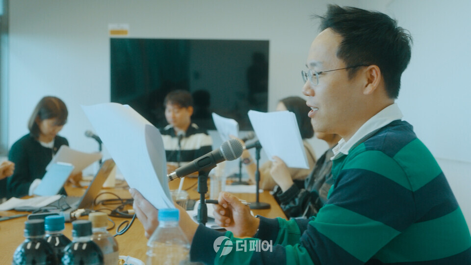 GS리테일 임직원이 ‘목소리 기부’ 봉사활동에 참여하고 있는 이미지 / 사진제공=GS리테일