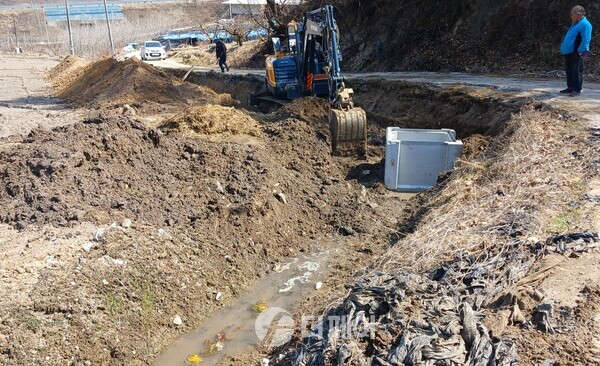 사진제공=충주시 / 우기 대비 용수로 등 농업기반시설 사전정비 현장 사진