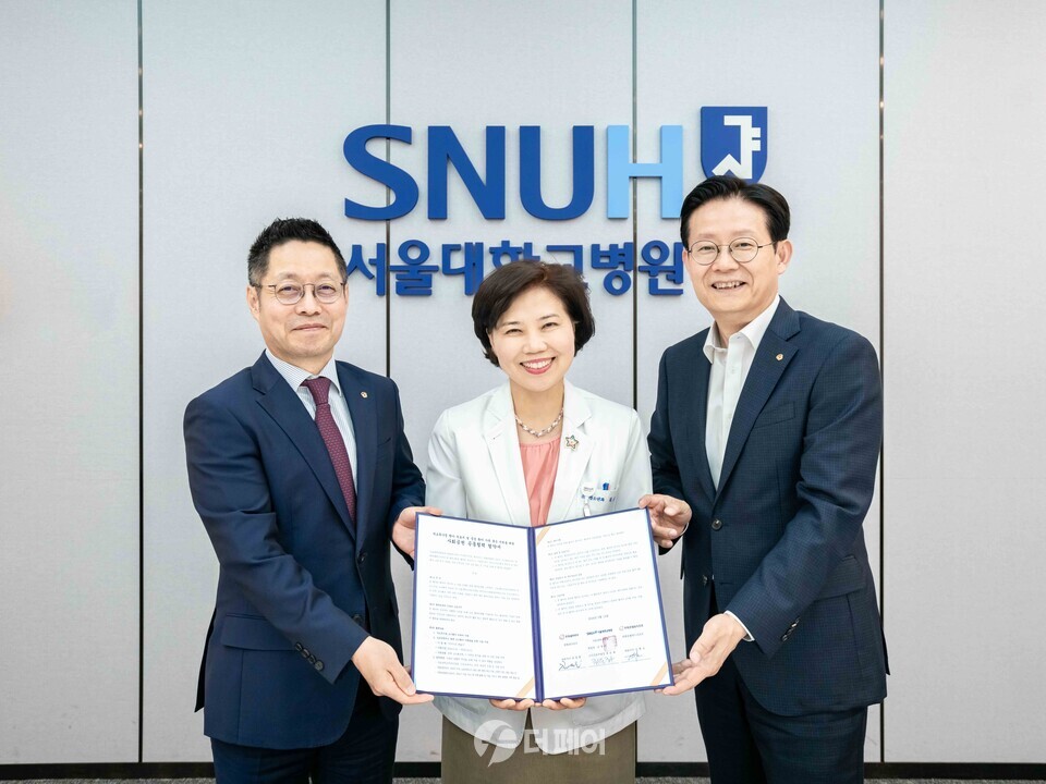 (왼쪽부터)김영훈 한화갤러리아 대표이사, 최은화 서울대학교어린이병원장,김형조 한화호텔앤드리조트 대표이사 / 사진제공=한화호텔&리조트