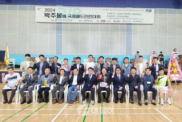 사진 2024 박주봉배 국제배드민턴대회 개회식에 참석한 내빈들이 기념촬영을 하고 있다.