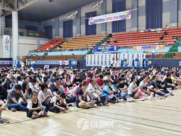 사진 2024 박주봉배 국제배드민턴대회 개회식에 참석한 동호인들