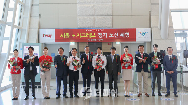 사진제공=티웨이항공 / 인천국제공항에서 티웨이항공 임직원 및 인천국제공항공사 관계자들이 참석한 가운데 인천-자그레브 노선 신규 취항식 행사를 진행했다.