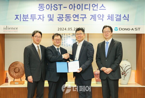 사진제공=동아ST / 동아 ST, 아이디언스 전략적 지분투자 및 공동개발 계약 체결식에서 (사진 왼쪽에서부터) 일동제약 최고경영책임자 이재준 사장, 아이디언스 대표이사 이원식 사장, 동아에스티 R&D총괄 박재홍 사장, 동아에스티 대표이사 김민영 사장이 기념사진을 촬영하고 있다.