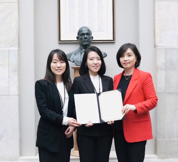사진제공=동아ST / NEBS 연례 학술대회에서 (사진에서 오른쪽부터) 동아ST 오픈이노베이션 센터 류은주 전무, NEBS-Dong-A ST Award 수상자 콜롬비아 대학교 배성연 박사, NEBS 장연지 회장이 기념사진을 촬영하고 있다.
