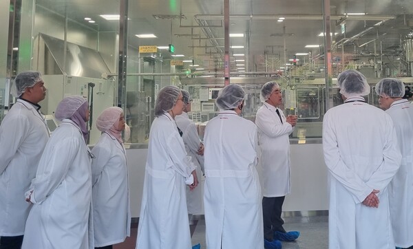 [사진1] 지난 14일 KGC인삼공사 원주공장을 방문한 아프라스 관계자들이 조찬기 원주공장장(우측에서 3번째)으로 부터 제조시설에 대한 설명을 듣고있는 모습