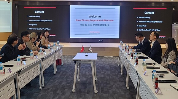 [사진2] 지난 9일 KGC인삼공사 R&D센터를 방문한 베트남 식품청 관계자들과(좌측) KGC인삼공사 관계자들이 수출 활성화 방안에 대해 논의중인 모습