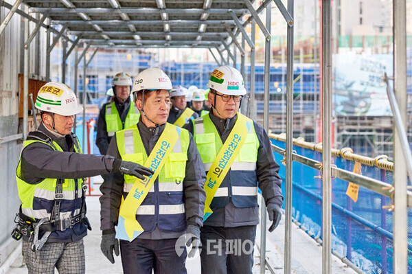 사진제공=HDC 현대산업개발 / 정익희 HDC현대산업개발 건설본부장이 이문 아이파크 자이 현장을 방문해 동절기를 대비한 화재와 질식 예방 특별 안전점검을 주관했다.