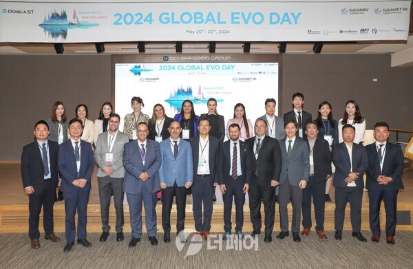 사진제공=동아ST / 동아ST '2024 GLOBAL EVO DAY'에 참석한 동아에스티 박재홍 사장(첫번째줄 왼쪽에서 6번째)과 동아에스티 관계자, 브라질 및 라틴아메리카 파트너사 '유로파마', 태국 파트너사 '코스마메디칼', 필리핀 파트너사 '메트로파마필즈', 튀르키예 파트너사 '버코파마', 요르단 파트너사 '나이로크파마' 관계자들이 기념 사진을 촬영하고 있다.