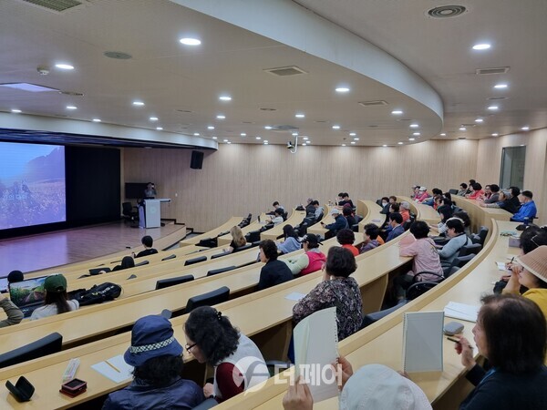 사진제공=충주시 / 성인문해학습자 캠퍼스 체험 현장 사진