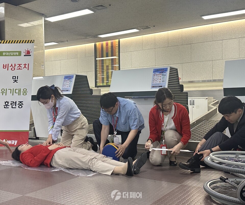 티웨이항공 합동 훈련팀이 가상 상황으로 훈련을 실시하며 구호조치 훈련을 하고 있다. (사진은 대구국제공항 체크인 카운터 내) / 사진제공=티웨이항공