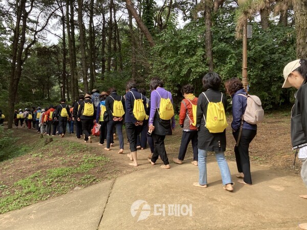 사진제공=충주시 / 충주 맨발걷기 행사 (지난해 사진)