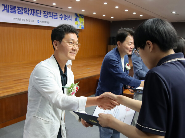사진제공=계룡건설 / 이승찬 계룡장학재단 이사장이 고등학생‧대학생에게 장학증서와 장학금을 전달하고 있다.