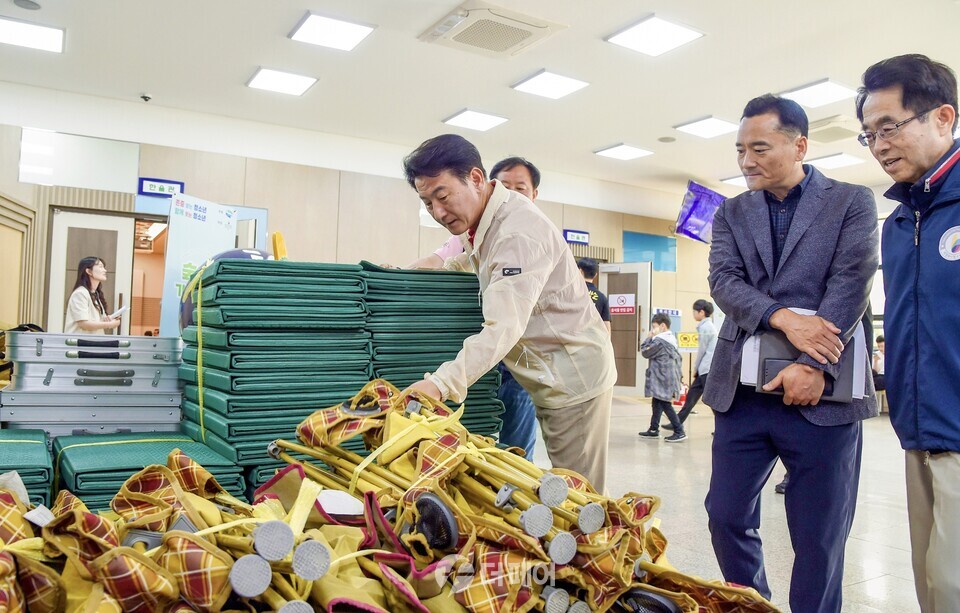 김동근 시장이 5월 25일 ‘숲 속 가족 캠핑’ 행사에 참석해 현황을 점검하고 있다. / 사진제공=의정부시
