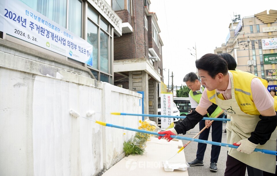 김동근 시장이 5월 24일 ‘국가유공자 주거환경개선 사업을 위한 킥오프 행사’에 참여해 페인트를 칠하고 있다. / 사진제공=의정부시