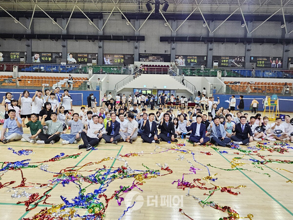 사진 2024 전북 가족 한마당 배드민턴대회 개회식에 참석한 내빈과 동호인들 기념 촬영