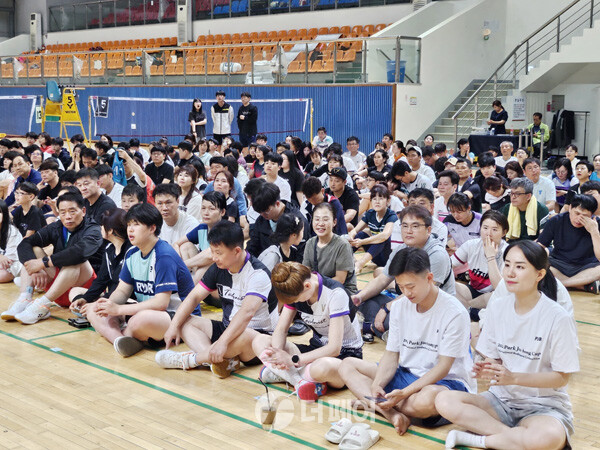 사진 2024 전북 가족 한마당 배드민턴대회 개회식에 참석한 동호인들