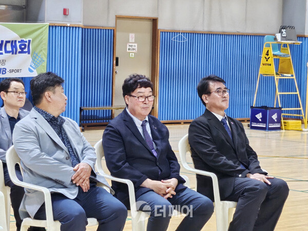 사진 2024 전북 가족 한마당 배드민턴대회 개회식에 참석한 내빈들