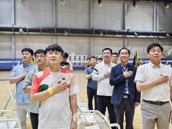사진 2024 전북 가족 한마당 배드민턴대회 개회식 국민의례