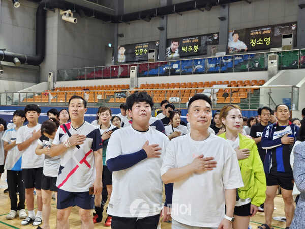 사진 2024 전북 가족 한마당 배드민턴대회 개회식 국민의례