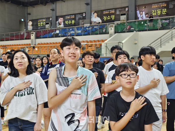 사진 2024 전북 가족 한마당 배드민턴대회 개회식 국민의례