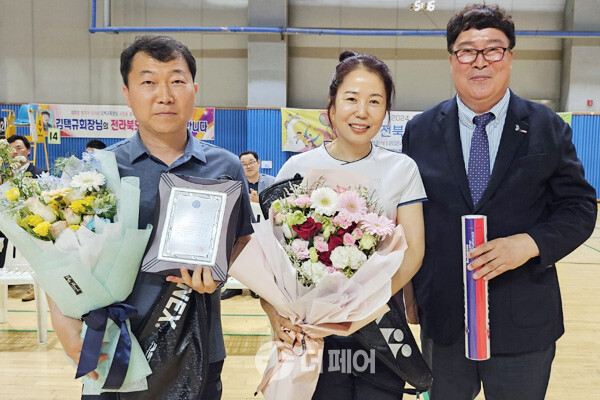 사진 2024 전북 가족 한마당 배드민턴대회 대한배드민턴협회장 표창장 수여