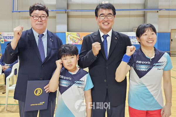 사진 2024 전북 가족 한마당 배드민턴대회 선수 대표 선서자와 기념 촬영