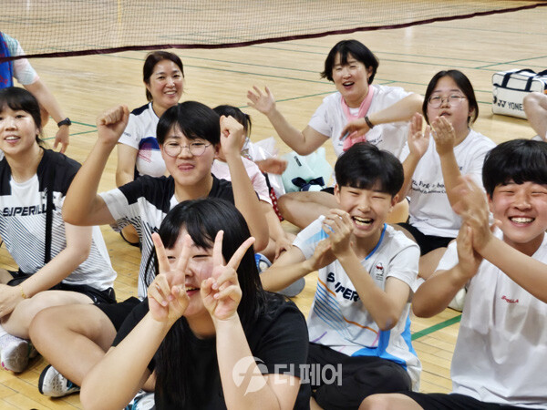 사진 2024 전북 가족 한마당 배드민턴대회 개회식에 참가한 동호인들