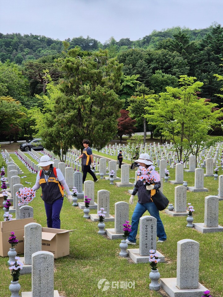 KB국민은행, 호국보훈의 달 기념 국립서울현충원 묘역관리 봉사활동 실시 모습 / 사진제공=KB국민은행