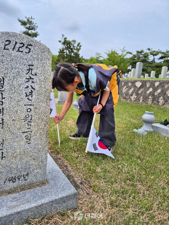 KB국민은행, 호국보훈의 달 기념 국립서울현충원 묘역관리 봉사활동 실시 모습 / 사진제공=KB국민은행