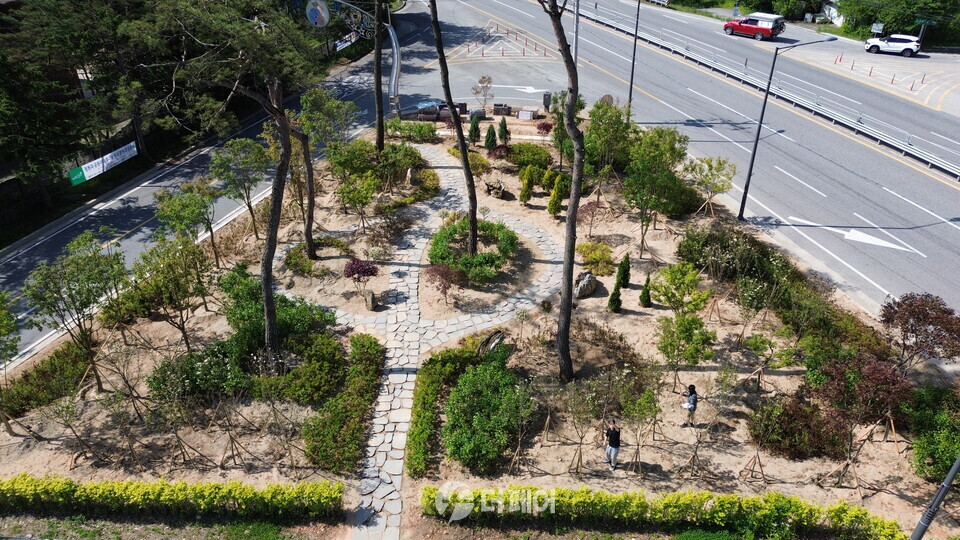 충주를 푸르게 충주시, 정원도시 조성 순항 수안보 와이키키 교차로 정원 / 사진제공=충주시