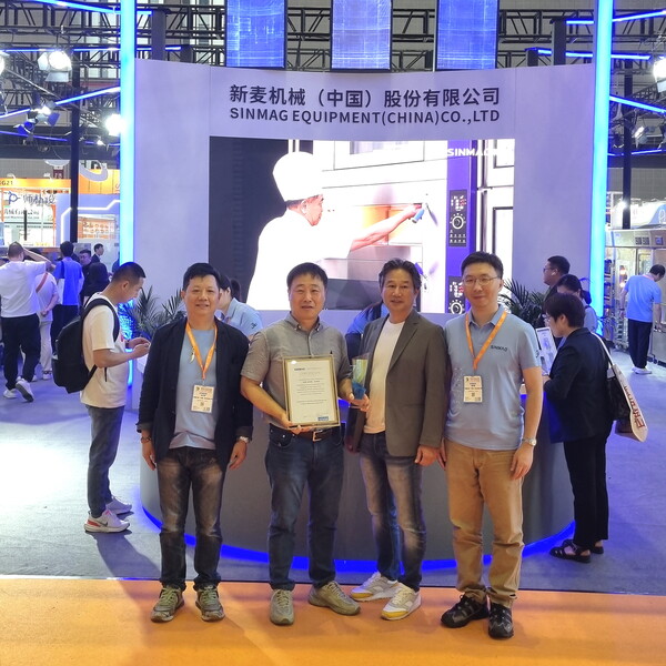 사진=(왼쪽부터) SINMAG부사장, 성진이엔지-이강철대표, 안스베이커리-안창현명장, SINMAG사장