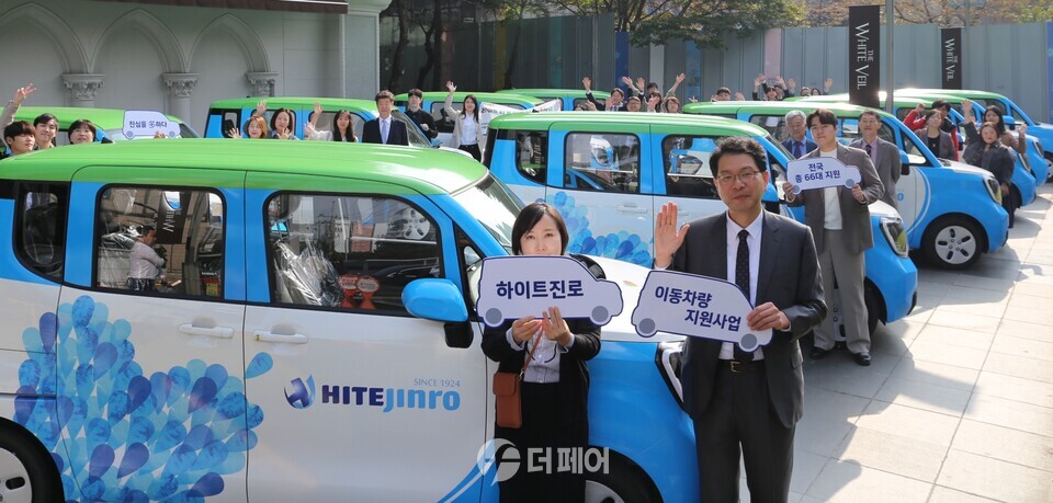 하이트진로, 2023년 사회적 취약계층을 위한 이동차량 전달 / 사진제공=하이트진로