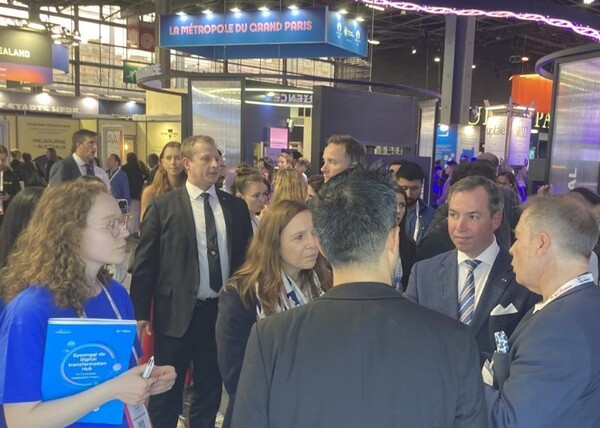  에이모가 ‘비바테크놀로지 2024’에 참여하고 자율주행 특화 서비스 ‘AD-Core’를 소개해 높은 관심을 받았다. 기욤 룩셈부르크 왕세자에게 자사 AI 데이터 기술력에 대해 설명하고 있다/사진제공=에이모