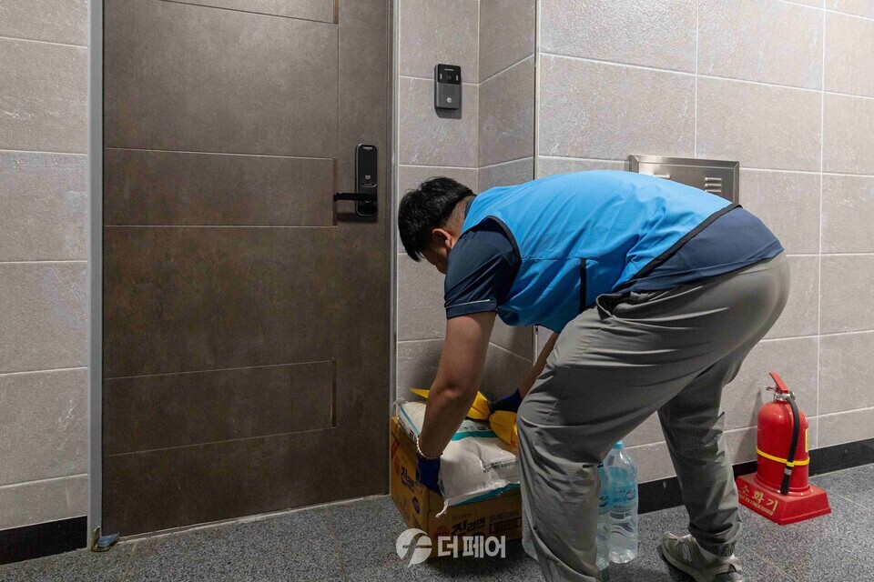 쿠팡풀필먼트서비스 직원이 28일 인천시 서구 오류왕길동 일대 독거노인의 집을 찾아 생필품과 카네이션을 전달하고 있다. / 사진제공=쿠팡풀필먼트서비스