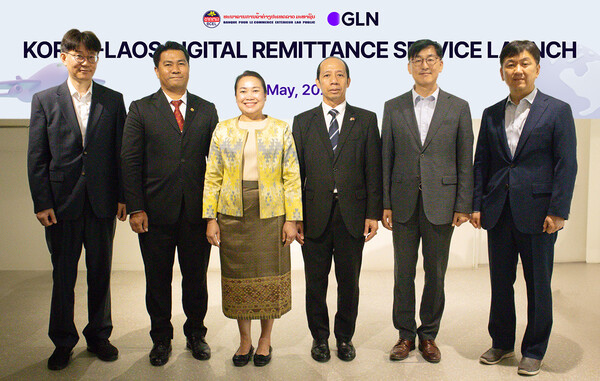 사진제공=GLN 인터내셔널 / GLN 인터내셔널은 라오스 최대 국영 상업은행 BCEL과 라오스 해외송금 서비스를 시행한다고 밝혔다. 이날 서울시 역삼동 소재 GLN 인터내셔널 본사에서 진행된 기념 행사에서 김경호 GLN 인터내셔널 대표(사진 오른쪽 두번째)와 Saysamone Chanthachack 라오스 BCEL 은행장(사진 왼쪽 세번째), Alounkone Boulommavong 라오스 대사관 공사참사관(사진 오른쪽 세번째)이 관계자들과 함께 기념 촬영을 하고 있다.