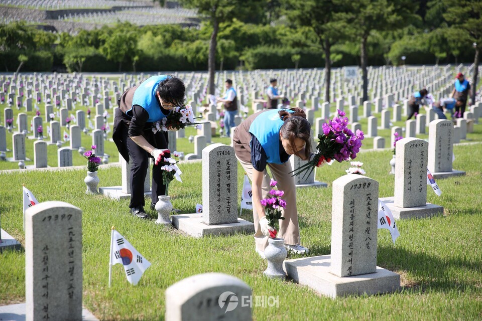 GS리테일 임직원이 오는 현충일을 맞아 국립서울현충원을 방문해 묘역 단장 및 환경 정비 봉사활동을 진행했다. / 사진제공=GS리테일