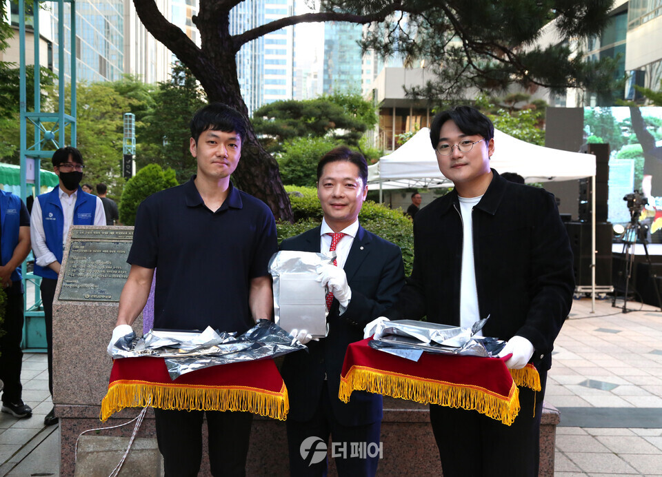 2003년 타임캡슐을 봉헌한 신한PWM분당센터 윤득용 부장이 사옥 이전을 기념해 타임캡슐을 개봉하고 있다 / 사진제공=신한투자증권