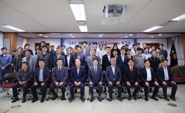 사진제공=LH / (첫째열 좌측 다섯번째)이상욱 LH부사장 등 LH관계자 외 강원지역 18개 지자체 정비 담당 공무원, 교수, 강원도시개발공사 관계자, 지역주민 등 100여 명이 이날 워크숍에 참석했다.