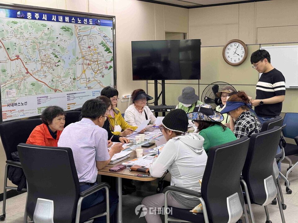 충주시, 시내버스 노선개편 승하차도우미 교육 모습 / 사진제공=충주시