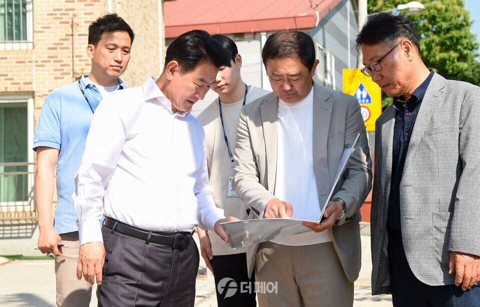 김동근 의정부시장, 만가대 마을 교통환경 개선 위해 현장점검 모습 / 사진제공=의정부시