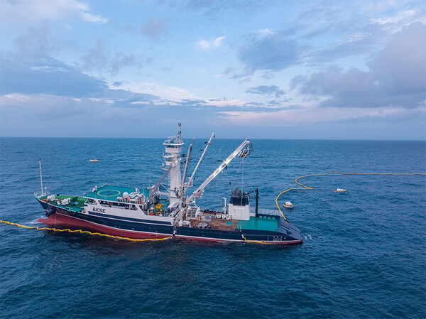 사진제공=동원산업 / 조업 중인 선망선. 사진은 지난 2019년 출항한 동원산업의 2천200톤급 선망선 '주빌리호'