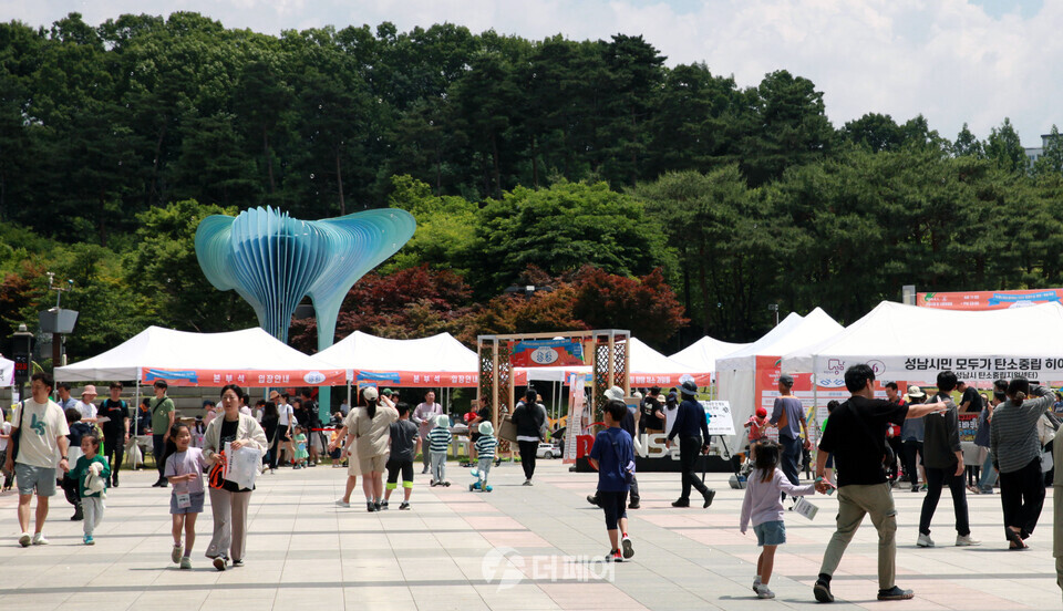 지난 1일 NS홈쇼핑이 성남시, 판교생태학습원과 함께 성남시청 광장에서 진행한 ‘손바닥 농장 팜팜’ 행사에 4000여명의 관람객이 몰려 성황을 이뤘다. / 사진제공=NS홈쇼핑
