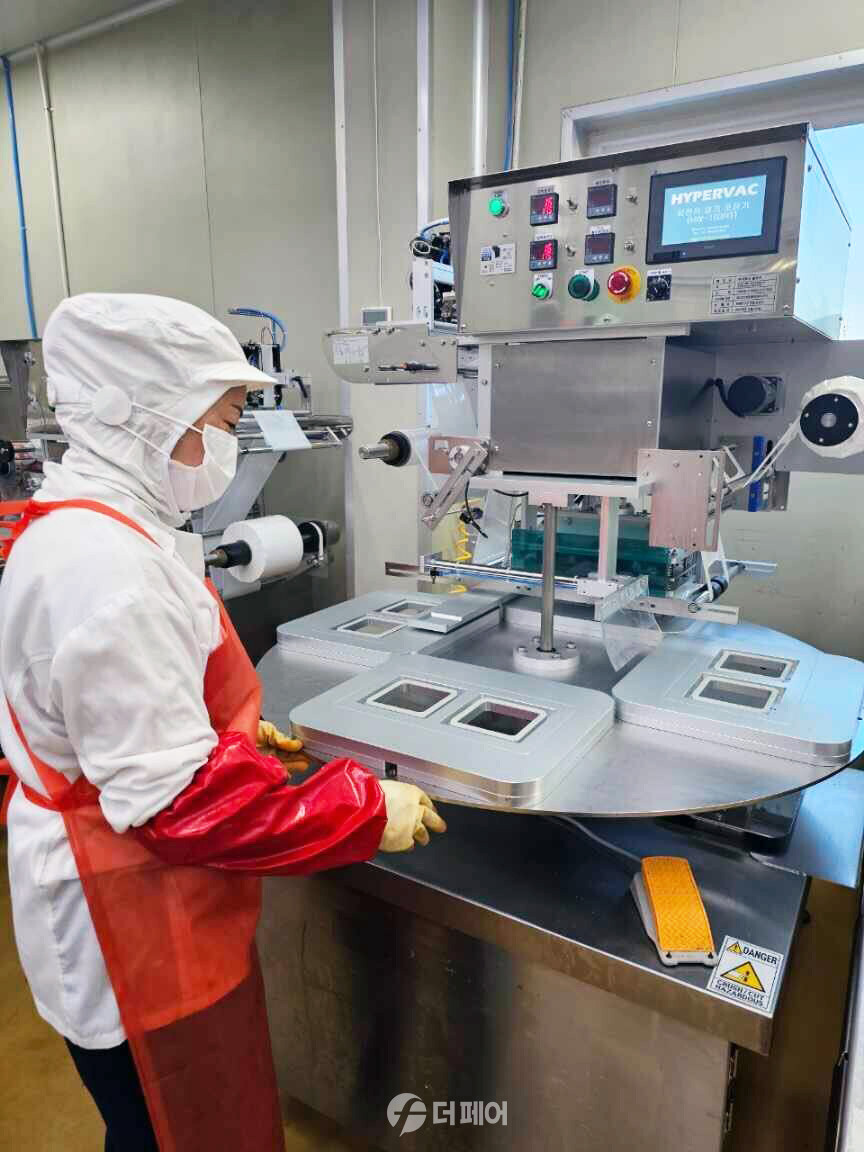 자동회전실린기에서 작업하고 있는 곰소천년의젓갈 직원 / 사진제공=쿠팡