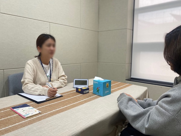 복권기금의 지원을 받아 운영 중인 청소년 동반자 프로그램에 참가한 한 청소년이 전문 상담자와 상담을 진행 중인 모습/사진제공=여성가족부