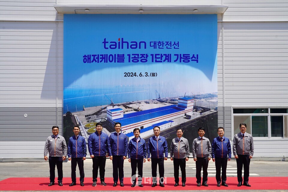 대한전선 해저케이블 1공장 1단계 가동식이 진행되고 있다.  (왼쪽 두번째부터 김준석 대한전선 경영부문 전무, 김민성 호반산업 전무, 김대헌 호반그룹 기획총괄 사장, 김선규 호반그룹 회장, 송종민 대한전선 부회장, 강진연 대한전선 노조위원장, 김현주 대한전선 생산/기술부문 전무) / 사진제공=대한전선