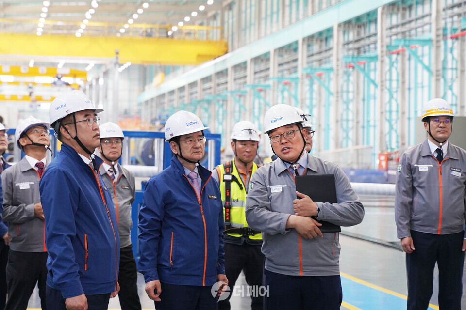 가동식에 참석한 경영진이 해저케이블 1공장 1단계 라인을 살펴보고 있다. (앞쪽 왼쪽부터 송종민 대한전선 부회장, 김선규 호반그룹 회장) / 사진제공=대한전선