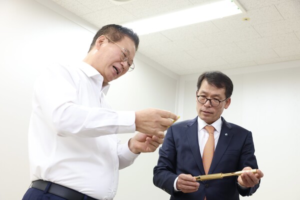 사진제공=IBK기업은행 / 사진은 9일 김성태 IBK기업은행장(오른쪽)이 성남산업단지에 소재한 하이콘을 방문해 황동원 대표(왼쪽)에게 반도체 테스트 소켓에 대한 설명을 듣고 있는 모습