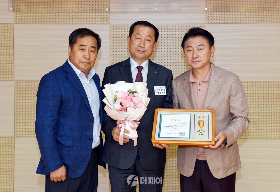 김동근 시장이 6월 4일 꾸준한 기부로 나눔문화 확산을 선도한 기관 및 단체에 ‘아름다운 나눔인 의정부 시장상’을 수여한 뒤 함께 기념사진을 찍고 있다. / 사진제공=의정부시