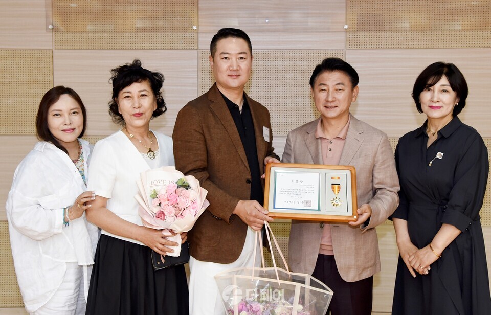 김동근 시장이 6월 4일 꾸준한 기부로 나눔문화 확산을 선도한 기관 및 단체에 ‘아름다운 나눔인 의정부 시장상’을 수여한 뒤 함께 기념사진을 찍고 있다. / 사진제공=의정부시