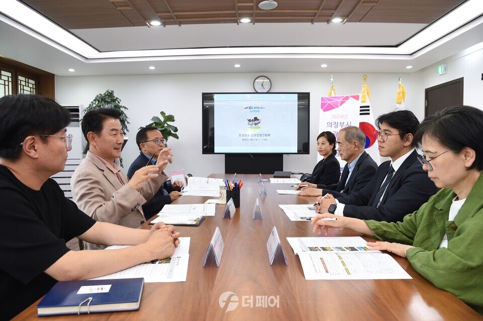 김동근 시장이 6월 4일 시장실에서 의정부 관광사업 관련 카페 대표자 등과 ‘관광진흥 민관협업 간담회’를 갖고 있다. / 사진제공=의정부시